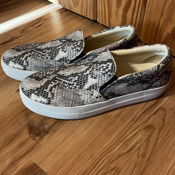 Steve Madden platform slip on
Size 10 - Picture 2 of 6